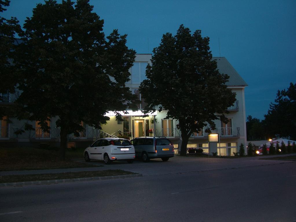 Pontis Hotel Biatorbagy Exterior photo