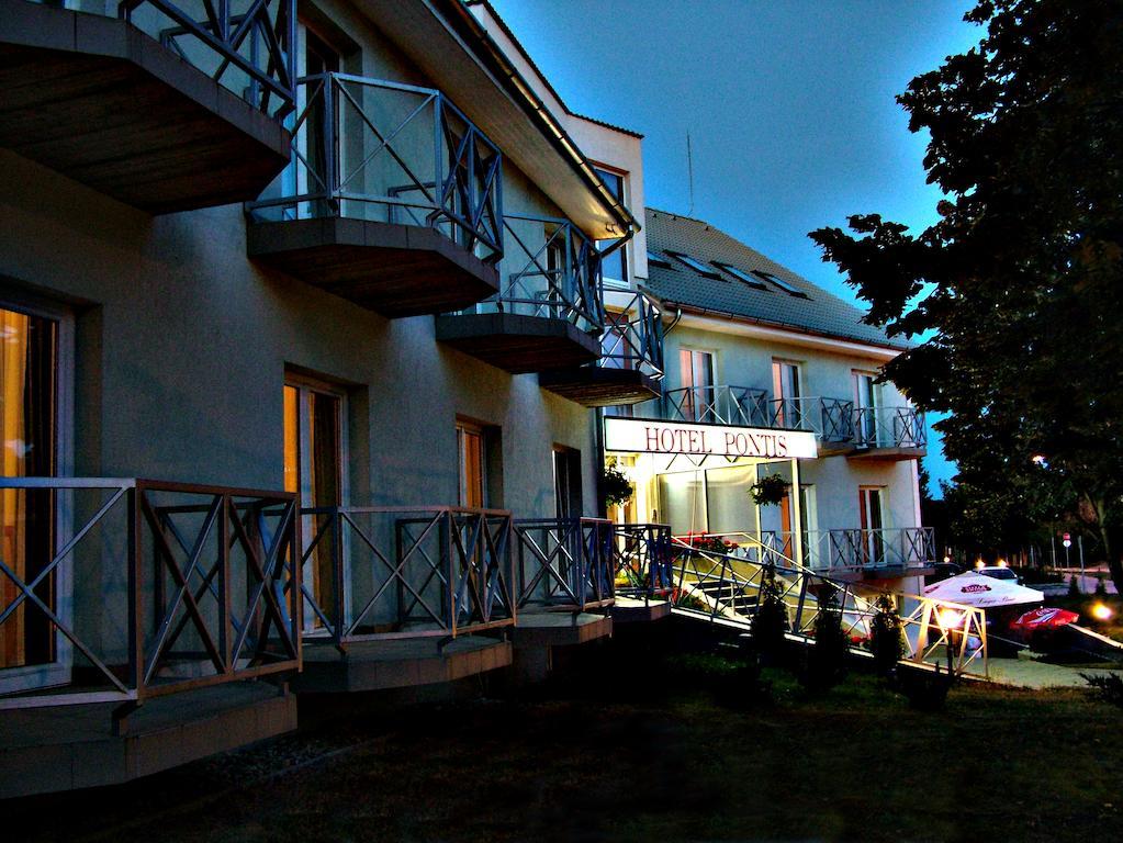 Pontis Hotel Biatorbagy Exterior photo