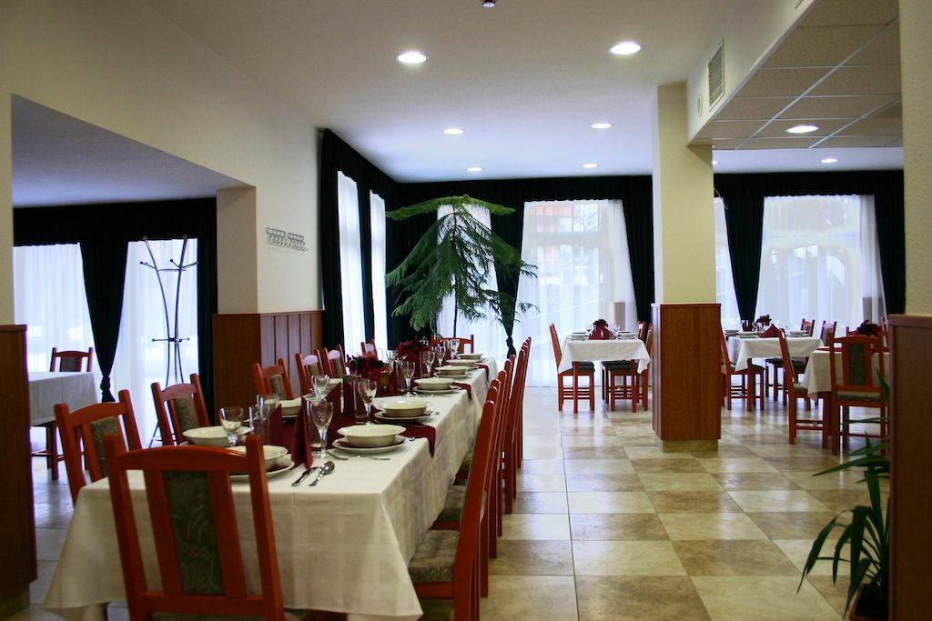 Pontis Hotel Biatorbagy Exterior photo