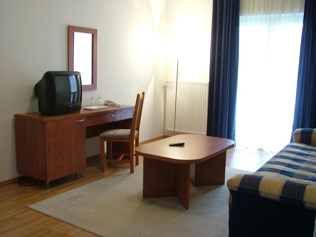 Pontis Hotel Biatorbagy Room photo