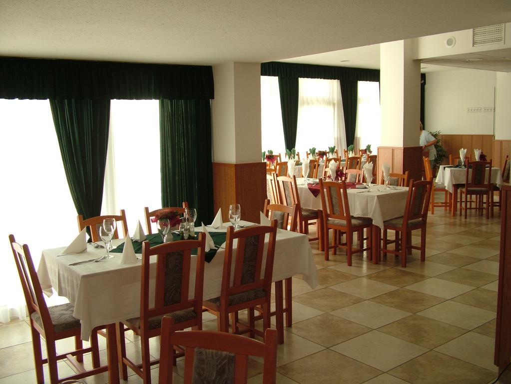 Pontis Hotel Biatorbagy Exterior photo