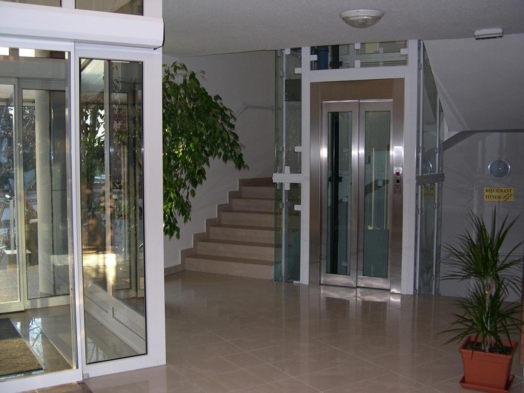 Pontis Hotel Biatorbagy Exterior photo