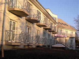 Pontis Hotel Biatorbagy Exterior photo